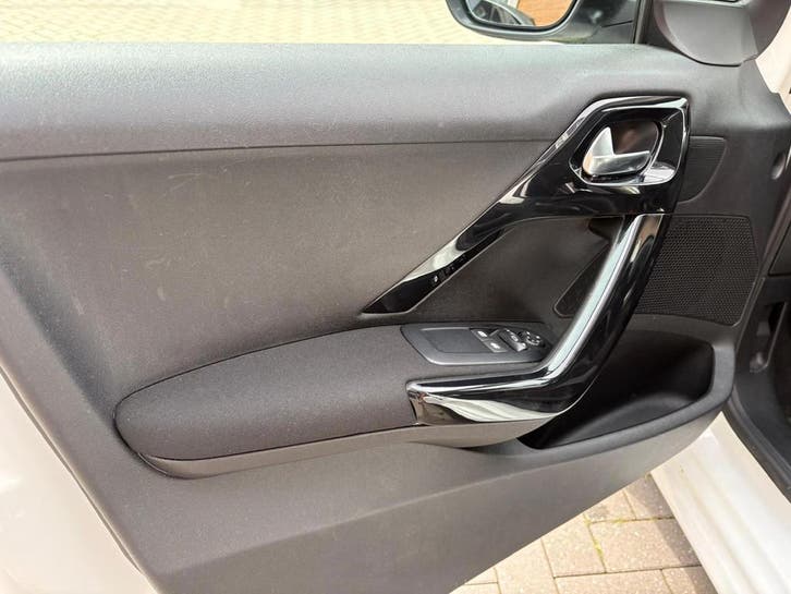 Peugeot 208 1.2 PureTech Blue Lion 8