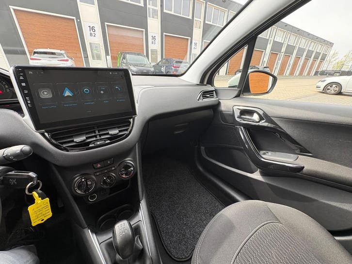 Peugeot 208 1.2 PureTech Blue Lion 12